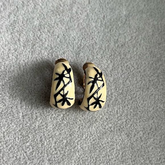 Vintage Eisenberg Enameled Ivory and Black Earrings - Picture 1 of 2